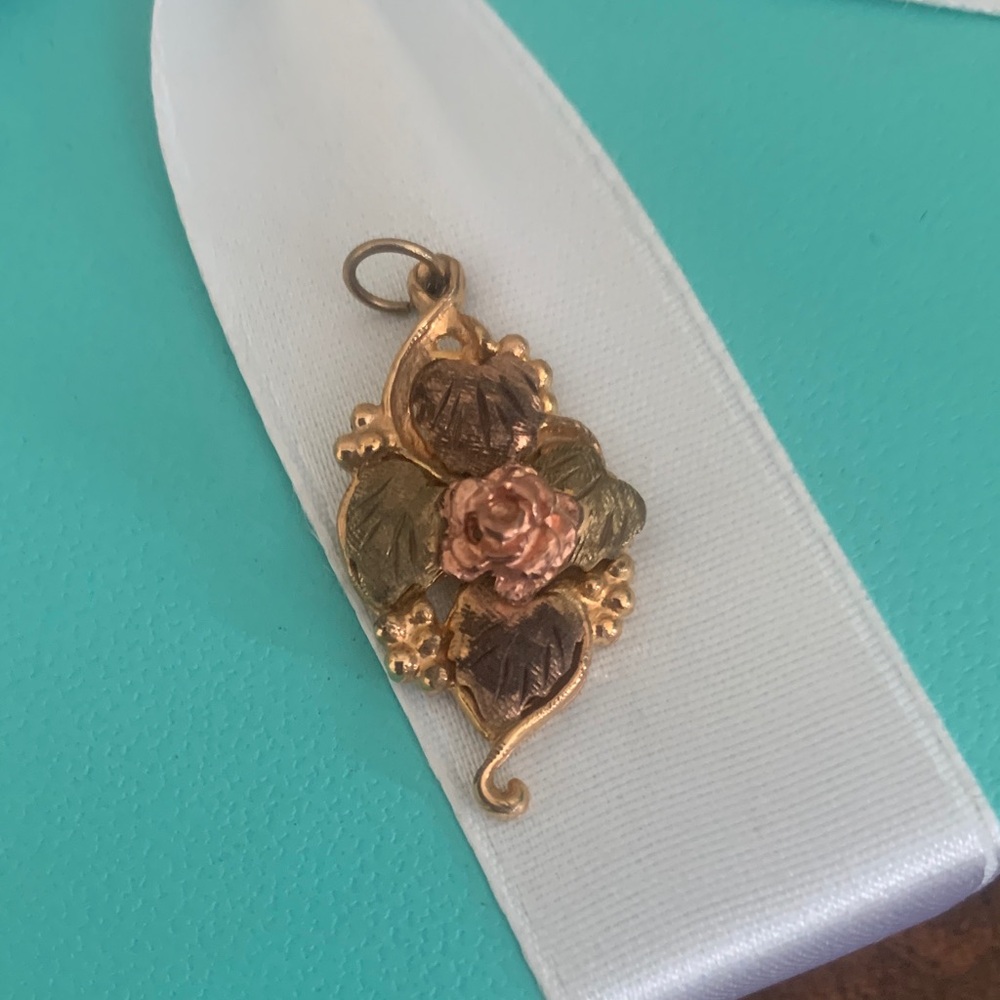 Vintage black hills gold  Gold and Rose Pendant 3g kt